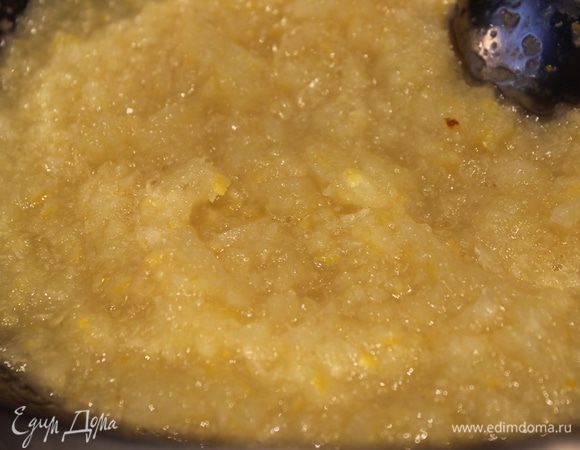 Для лимонного слоя: взять тот лимон, с которого сняли цедру, плюс еще два лимона...вынуть из них зерна и измельчить в блендере