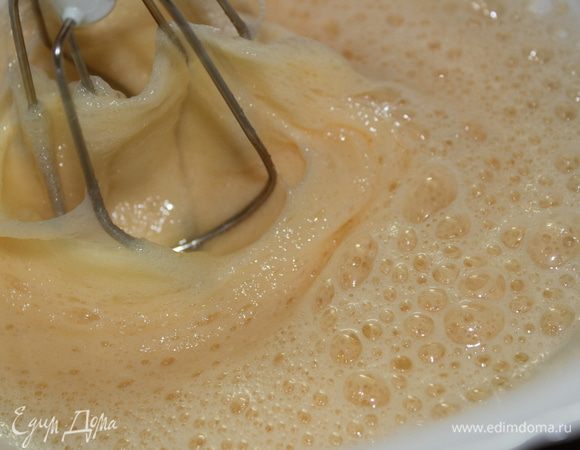 Взбить яйца с сахаром в пышную пену