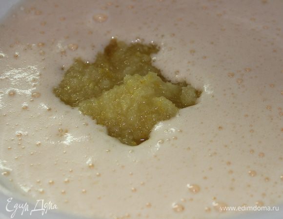 Добавить у яйцам пюрированные лимоны и все тщательно перемешать