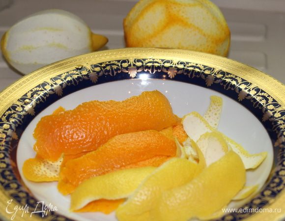 Готовим декор: Срезать с одного апельсина и одного лимона кожуру (тонким слоем). Из апельсина и лимона отжать сок (он пойдет на приготовление желе)
