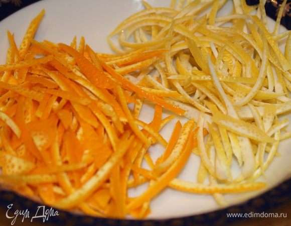 Кожуру нарезать тонкими длинными полосками