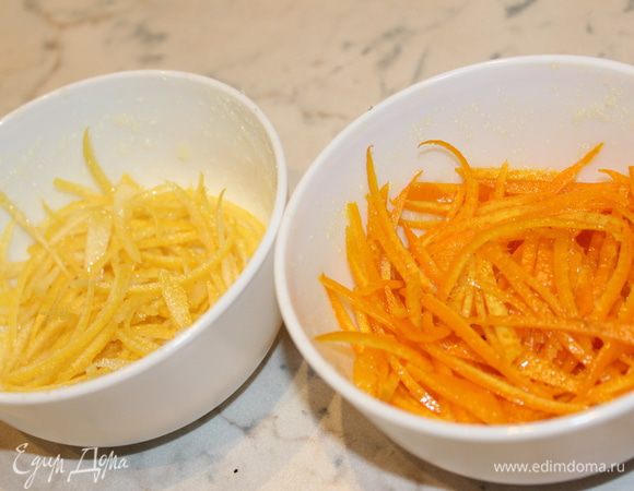 В две пиалки выложить нарезанную кожуру, присыпать сахаром и добавить ликер. Все тщательно перемешать, надавливая ложкой на кожуру, чтобы образовался сок. Время от времени перемешивать, чтобы сахар растворился, а кожура стала мягкой