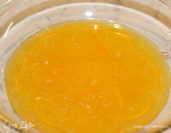 Готовим желе: желатин замочить в холодной воде минут на 10. Отжатый сок апельсина и лимона подсластить и немного нагреть на огне. Добавить отжатый желатин и растворить его в соке. В круглую миску вылить желатиновую массу, добавить немного засахаренной кожуры-декора и поставить в холодильник на 1 час