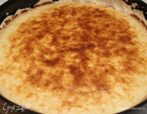 Готовый пирог следует остудить (на это уйдет около часа)...он немного осядет. Освободить пирог от разъемной формы и переложить его на сервировочное блюдо. Как только желе застынет, аккуратно выложить его из миски на охлажденный пирог (дно миски можно поставить в горячую воду, тогда желе свободно скатится). Дальше украшайте как считаете нужным. Я разложила засахаренную кожуру цитрусов по окружности пирога