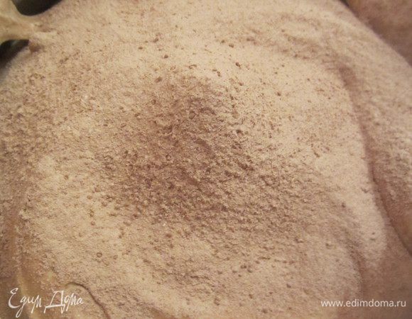 Просеянную 2 раза муку с какао-порошком в несколько подходов добавляем к яичной смеси. Все быстро, аккуратно лопаточкой мешаем. Тесто должно быть пышным и  воздушным.