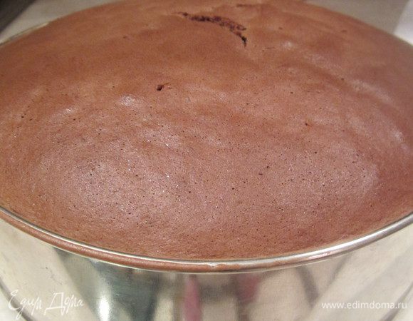 Готовый бисквит вынуть из духовки. Проверять деревянной палочкой, если она остается при прокалывании бисквита полностью сухой, значит он готов.