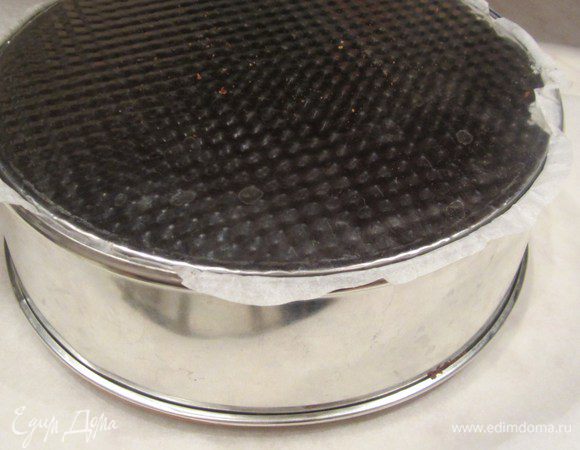 Сразу же перевернуть, так мы выравниваем низ бисквита. И остудить.