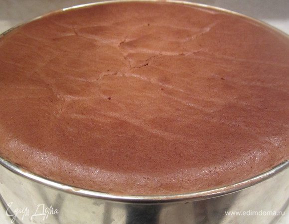 Когда бисквит полностью остудился, нужно его извлечь из формы.