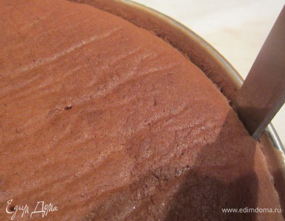 Аккуратно ножом пройдемся по краю формы.