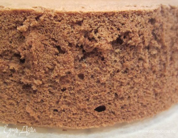 Вынимаем наш бисквит и даем ему отдохнуть 12 часов, так как вы просто его не сможете порезать на части, он очень приочень нежный.