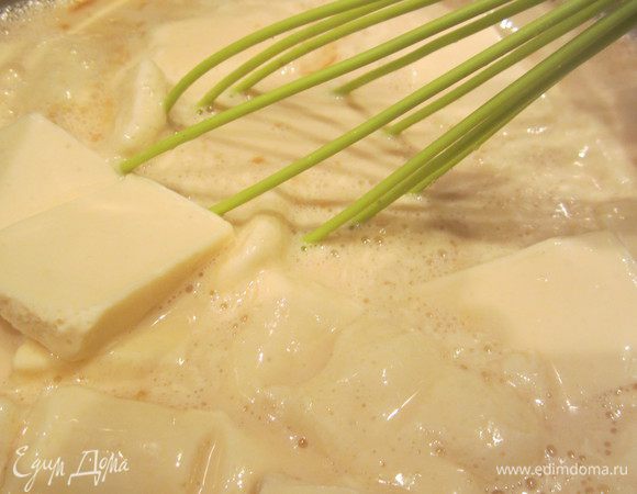 Добавить,пока сливки горячие  белый шоколад, все  хорошо перемешать, остудить и поставить в холодильник до полного охлаждения. Фаркос советует охладить до 9 градусов, поставить крем охлаждаться  на всю ночь. Если сливки плохо охладятся, они напросто не взобьются!