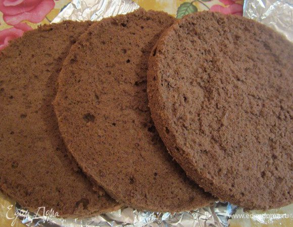 Разрезать бисквит на равных 3 коржа.