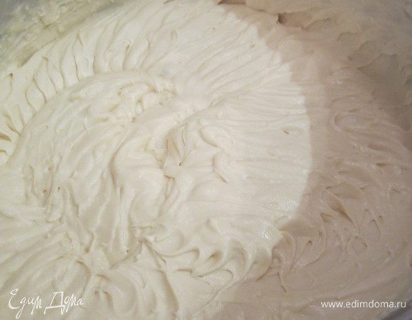 Взбить миксером крем-капуччино. Взбивать нужно начинать на самых малых оборотах, придется подождать, так как крем будет дольше обычного взбиваться, но взбивать без фанатизма, если крем уже взбился до пиков,(как на фото) не сильных, то остановитесь, иначе перебьете.