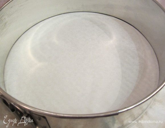 Застилаем форму пергаментом.