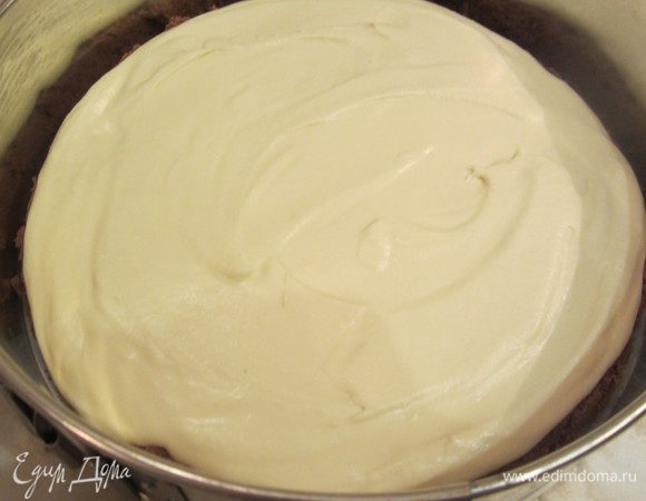 В нее кладем один  корж и  смазываем обильно кремом. И так все коржи.