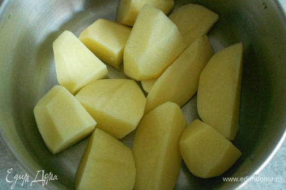 Картофель очистить, помыть, нарезать крупными кусками и варить в подсоленой воде около 20 минут.