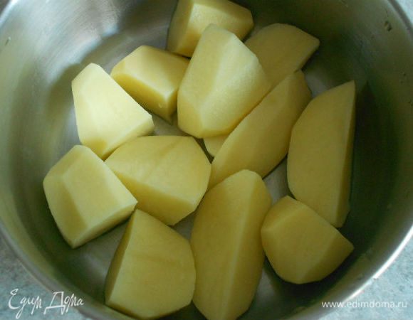 Картофель очистить, помыть, нарезать крупными кусками и варить в подсоленой воде около 20 минут.