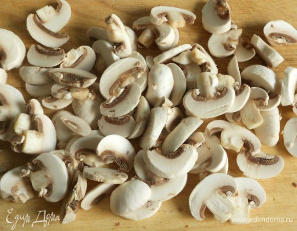 Грибы  почистить, вымыть, нарезать пластинами. Лук очистить, мелко нарезать. Петрушку вымыть, мелко нарубить.