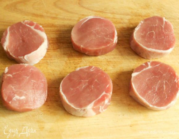  Филе свинины помыть, обсушить бумажным полотенцем, нарезать поперёк на 4-5 медальонов.