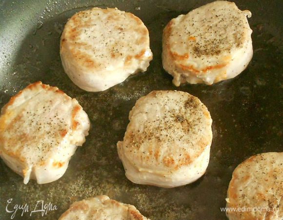 В сковороде растопить 1 ст.л. масла и обжарить медальоны по 2 мин с каждой стороны. Приправить солью и перцем.