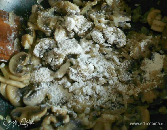 В сотейнике разогреть 1 ст.л. масла и обжарить лук и грибы, добавить петрушку, соль, перец. Затем всыпать муку, помешивая, готовить до её подрумянивания 2-3 минуты.