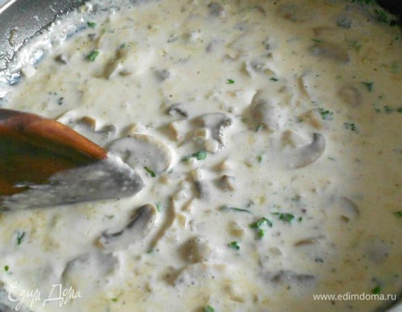  Влить 350 мл воды, 150 г сливок, довести до кипения и готовить на медленном огне около 5 мин. при постоянном помешивании. Проверить на вкус соль и перец, при необходимости приправить.