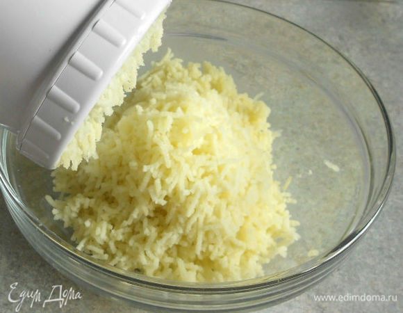 Слить воду с картофеля и превратить его в пюре с помощью пресса.