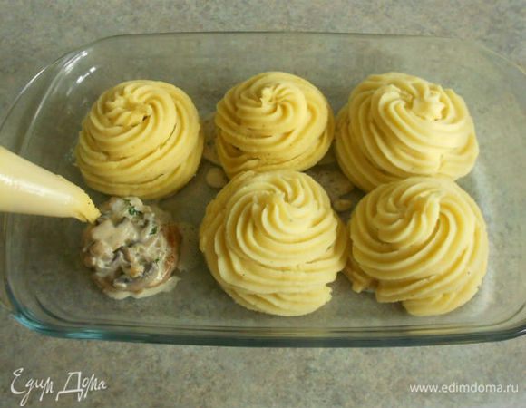  Картофельное пюре поместить в кондитерский мешок с насадкой звезда большого диаметра (не менее 1, 2 см). Начиная с периметра, полностью покрыть мясо картофельным пюре, закрывая со всех сторон.