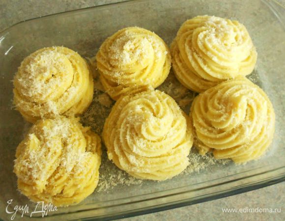 Сверху посыпать пармезаном. Если его нет, то лучше не заменять другим сыром, а приготовить просто без него.