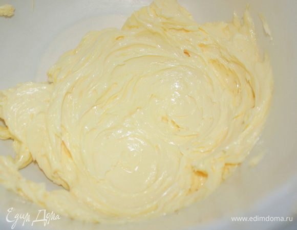 Достаньте сливочное масло из холодильника, подержите 1–2 часа при комнатной температуре, пока масло не станет мягким. Миксером взбейте масло в течение 3 минут. Затем добавьте сахарную пудру, взбивайте несколько минут.