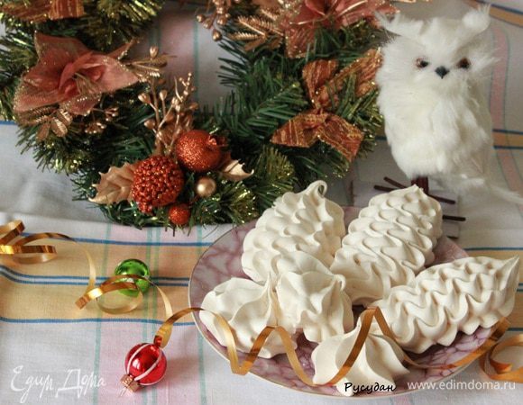 Холодные белки взбила , до плотной пены и стала подсыпать частями пудру, ваниль. В конце взбивания выдавила несколько капель лим. сока.
Просеяла крахмал и аккуратно перемешала.
Переложила белки в конд. мешок с насадкой и выдавила на силиконовый коврик пироженки.
Выпекала - сушила в духовке при 90 - 100 С,  два часа .
Дверцу духовки не закрывала плотно, а оставила приоткрытой.
Хороших выходных!!