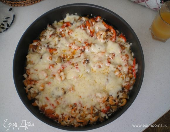 Режем грибы не очень мелко и кидаем их в тефлоновую сковородку, без масла, чтобы просто выпарить воду. 
Мелко режем перец и немного обжариваем его на растительном или оливковом масле - в той же сковородке.
Мелко режем очищенные помидоры
Берём форму, в которой будем выпекать  и наливаем масла (можно просто вылить то, в котором перец обжаривали) + кусочек сливочного масла. 
В форму выкладываем всё: креветки, грибы, перец и помидоры. Перемешиваем, солим, перчим.

Ставим в разогретую духовку на 20-25 минут
После этого достаём и посыпаем тёртым сыром (как можно больше сыра)
и опять в духовку на 5 минут.

P.S. можно добавить чеснок по вкусу