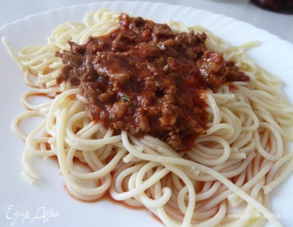 Лук обжаривается на масле и добавляется фарш, всё это жарится вместе.
В это время в кастрюле нужно сделать томатный соус: томатная паста или/и кетчуп, можно добавить воды, чтобы соус был менее густым.
Перчим, солим, в конце добавляем базилик, петрушку, чеснок.
Пережаренный фарш выкладывается в кастрюлю с соусом и перемешивается