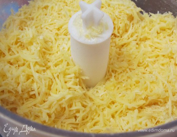 Добавить тертый на мелкой терке сыр, перемешать.