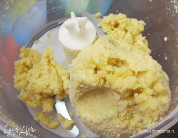 Добавить ледяную воду, перемешать.Завернуть в пищевую пленку и убрать в холодильник на 30 минут.