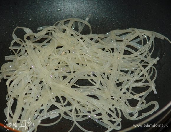 Лук-порей и морковку вымыть, почистить, нарезать кружками. Рыбу нарезать кусочками. Предварительно замочить шиитаке и рисовую лапшу. Лапшу прожарить на сковороде с растительным маслом до белого непрозрачного либо - золотистого цвета. Не переживайте, если лапша будет слипаться - в супе она разойдется.