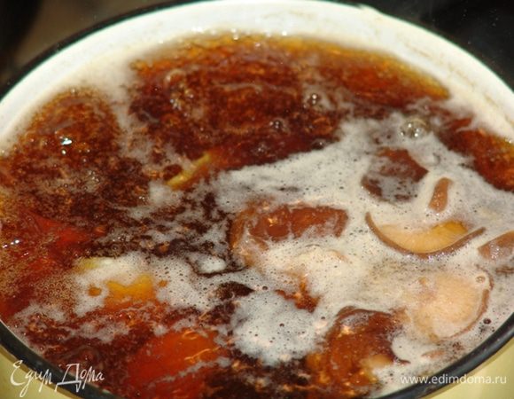 Влить в кастрюлю бульон и соевый соус, довести до кипения. Положить шиитаке и проварить пару минут, добавить кусочки рыбы и креветки, варить 3 мин, добавить обжаренную лапшу и проварить еще минутку.