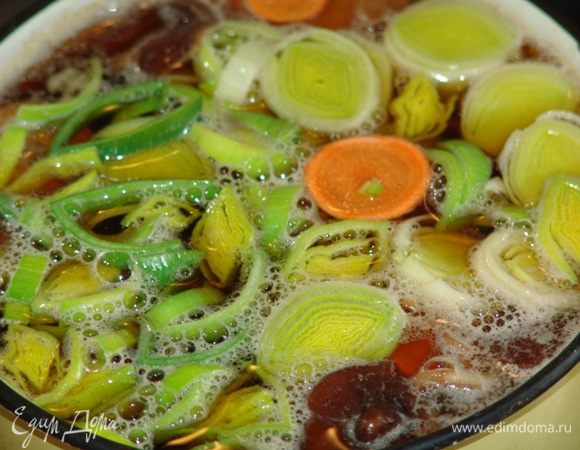 Далее добавить лук-порей и морковку и варить пару минут. Снять с огня, добавить продавленный чеснок и острый перец, накрыть суп крышкой и дать настояться около 10 мин.
Получается очень насыщенный и вкусный суп.  
