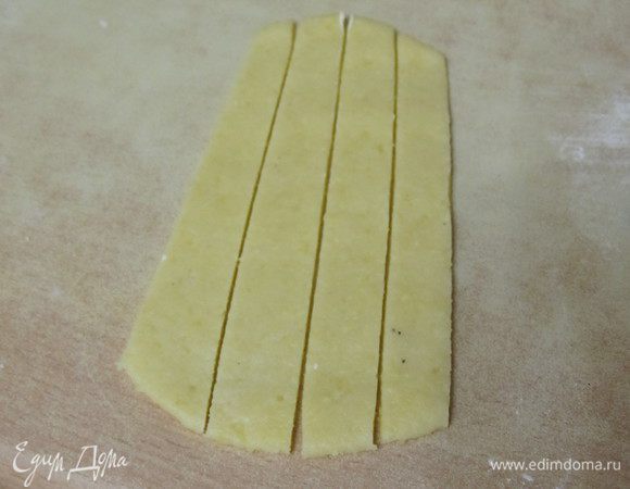 Оставить небольшое кол-во теста для хвостиков, раскатать, нарезать на полоски.