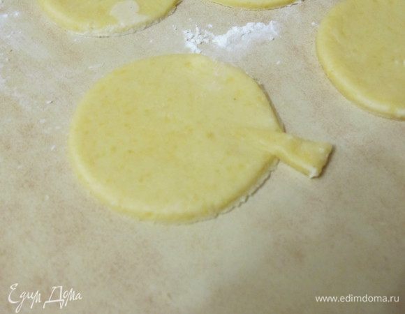 Приклеить, прижав треугольничек хвостик к обратной стороне круга.