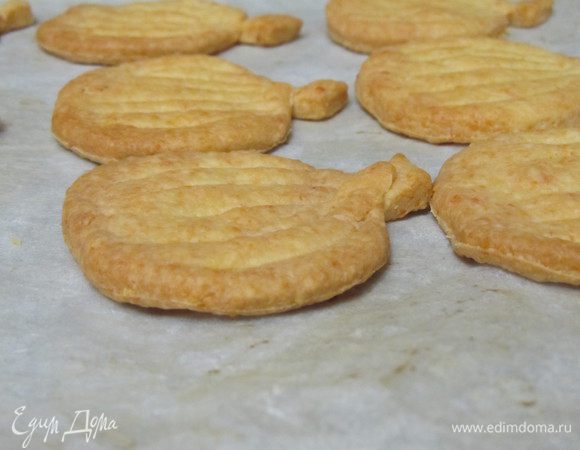 Тупой стороной ножа, сделать бороздочки, получилась тыковка. Выложить на противень и выпекать 17 минут.