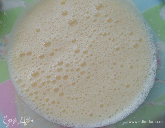 Взбить сахар, ванильный сахар и яйца.