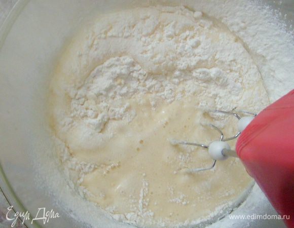 Муку просеять и перемешать с разрыхлителем. Добавить ко взбитым яйцам и снова все взбить.