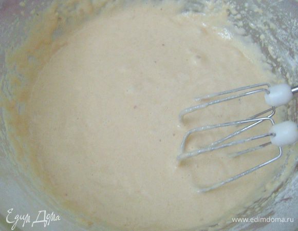 Добавить миндальную муку и еще раз взбить смесь.