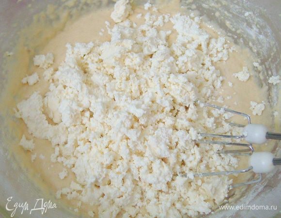 Добавить в тесто растопленное сливочное масло, рикотту и маскарпоне. Перемешать и разделить тесто на 2 части.