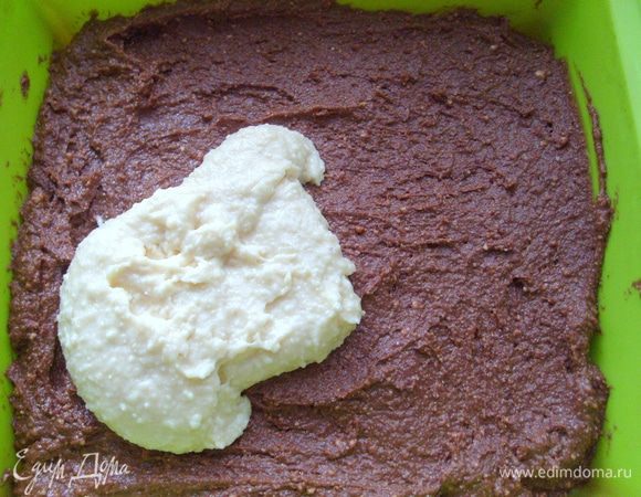 Перелить в прямоугольную или квадратную форму вначале тесто с темным шоколадом, затем с белым. Присыпать коричневым сахаром и выпекать в разогретой до 175 С духовке на 30 минут.