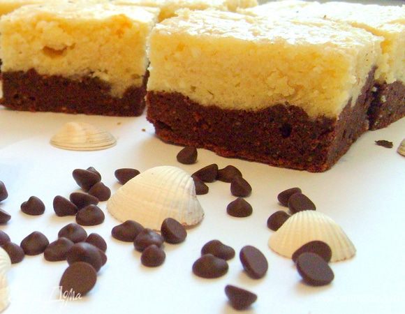 Готовые пирожные разрезать квадратиками и подавать к кофе))