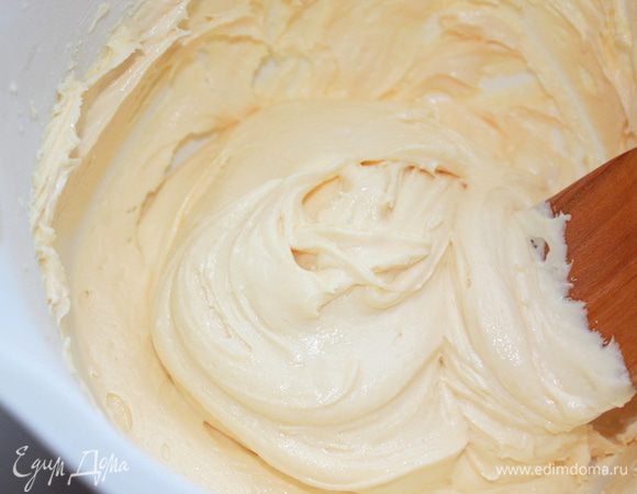 Добавьте яйцо комнатной температуры. Просейте муку, смешанную с разрыхлителем. Уложите тесто в форму, разровняйте поверхность ножом, выпекайте в разогретой до 220°C духовке примерно 20 минут. Следите за тестом в духовке, как только сверху корочка зарумянится, потемнеет — значит корж можно вынимать.