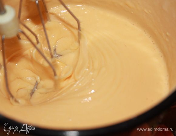 Для суфле отделите белки от желтков. Белки уберите в холодильник, они должны быть хорошо охлажденными. В глубокой жаропрочной миске разотрите желтки с 1 стаканом сахарной пудры, влейте молоко, размешайте, добавьте крахмал, взбейте до однородности. Установите миску на водяную баню над кастрюлей с кипящей водой и варите до загустения. Затем полностью остудите.