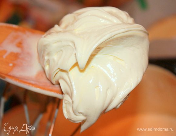 Размягченное масло взбейте миксером до пышности. Яичную смесь после остывания еще раз хорошо взбейте и добавьте сливочное масло.